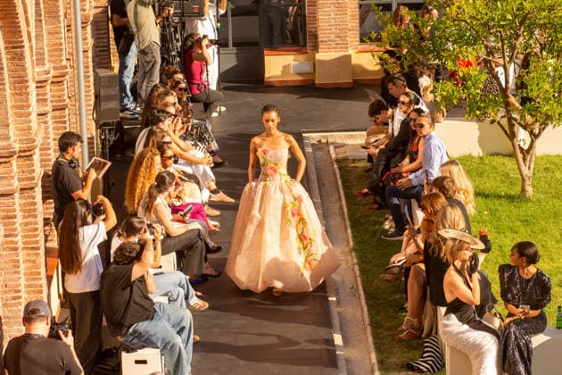 IPA88683509 - MADRID, SPAIN. SEPTEMBER 18, 2026: A model walks the runway showcasing a creation by Yolancris during Mercedes-Benz Fashion Week Madrid 2026 (MBFWMadrid) on September 18, 2026, in Madrid, Spain. The designer brand presented its latest collection as part of the official fashion week schedule, featuring elaborate textures, intricate details, and statement silhouettes showcased throughout the runway presentation.  Copyright: xFrancescoxMilitelloxMirtox xx IPA88683509