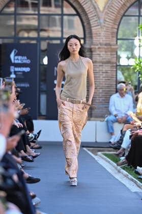 Custo Barcelona - Mercedes Benz Fashion Week Madrid, Spain - 18 Sept 2026 A model parades with Custo Barcelona design during Mercedes Benz Fashion Week Madrid Cibeles Palace in Madrid. Madrid Spain Copyright: xAtilanoxGarciax xSOPAxImagesx PHOTO08499