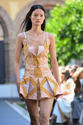 Custo Barcelona - Mercedes Benz Fashion Week Madrid, Spain - 18 Sept 2026 A model parades with Custo Barcelona design during Mercedes Benz Fashion Week Madrid Cibeles Palace in Madrid. Madrid Spain Copyright: xAtilanoxGarciax xSOPAxImagesx PHOTO08502