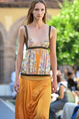 Custo Barcelona - Mercedes Benz Fashion Week Madrid, Spain - 18 Sept 2026 A model parades with Custo Barcelona design during Mercedes Benz Fashion Week Madrid Cibeles Palace in Madrid. Madrid Spain Copyright: xAtilanoxGarciax xSOPAxImagesx PHOTO08504
