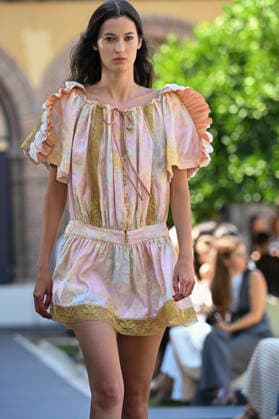 Custo Barcelona - Mercedes Benz Fashion Week Madrid, Spain - 18 Sept 2026 A model parades with Custo Barcelona design during Mercedes Benz Fashion Week Madrid Cibeles Palace in Madrid. Madrid Spain Copyright: xAtilanoxGarciax xSOPAxImagesx PHOTO08510