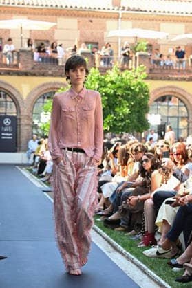 Custo Barcelona - Mercedes Benz Fashion Week Madrid, Spain - 18 Sept 2026 A model parades with Custo Barcelona design during Mercedes Benz Fashion Week Madrid Cibeles Palace in Madrid. Madrid Spain Copyright: xAtilanoxGarciax xSOPAxImagesx PHOTO08522