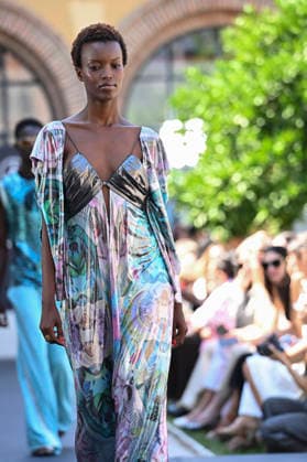 Custo Barcelona - Mercedes Benz Fashion Week Madrid, Spain - 18 Sept 2026 A model parades with Custo Barcelona design during Mercedes Benz Fashion Week Madrid Cibeles Palace in Madrid. Madrid Spain Copyright: xAtilanoxGarciax xSOPAxImagesx PHOTO08536