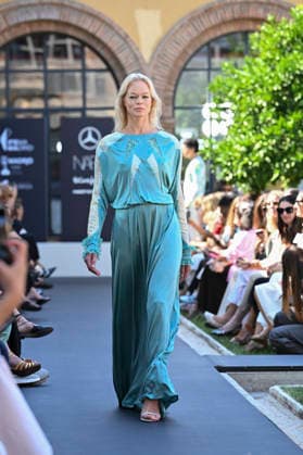 Custo Barcelona - Mercedes Benz Fashion Week Madrid, Spain - 18 Sept 2026 A model parades with Custo Barcelona design during Mercedes Benz Fashion Week Madrid Cibeles Palace in Madrid. Madrid Spain Copyright: xAtilanoxGarciax xSOPAxImagesx PHOTO08537