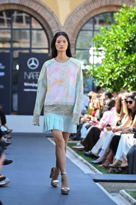 Custo Barcelona - Mercedes Benz Fashion Week Madrid, Spain - 18 Sept 2026 A model parades with Custo Barcelona design during Mercedes Benz Fashion Week Madrid Cibeles Palace in Madrid. Madrid Spain Copyright: xAtilanoxGarciax xSOPAxImagesx PHOTO08548