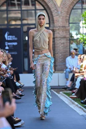 Custo Barcelona - Mercedes Benz Fashion Week Madrid, Spain - 18 Sept 2026 A model parades with Custo Barcelona design during Mercedes Benz Fashion Week Madrid Cibeles Palace in Madrid. Madrid Spain Copyright: xAtilanoxGarciax xSOPAxImagesx PHOTO08552
