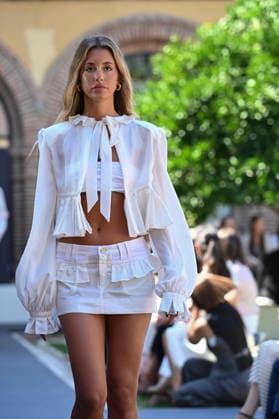 Custo Barcelona - Mercedes Benz Fashion Week Madrid, Spain - 18 Sept 2026 A model parades with Custo Barcelona design during Mercedes Benz Fashion Week Madrid Cibeles Palace in Madrid. Madrid Spain Copyright: xAtilanoxGarciax xSOPAxImagesx PHOTO08571