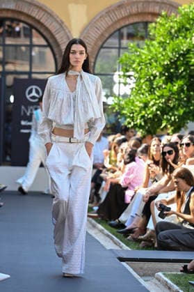 Custo Barcelona - Mercedes Benz Fashion Week Madrid, Spain - 18 Sept 2026 A model parades with Custo Barcelona design during Mercedes Benz Fashion Week Madrid Cibeles Palace in Madrid. Madrid Spain Copyright: xAtilanoxGarciax xSOPAxImagesx PHOTO08572