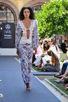 Custo Barcelona - Mercedes Benz Fashion Week Madrid, Spain - 18 Sept 2026 A model parades with Custo Barcelona design during Mercedes Benz Fashion Week Madrid Cibeles Palace in Madrid. Madrid Spain Copyright: xAtilanoxGarciax xSOPAxImagesx PHOTO08574