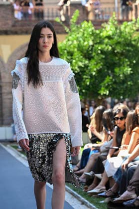 Custo Barcelona - Mercedes Benz Fashion Week Madrid, Spain - 18 Sept 2026 A model parades with Custo Barcelona design during Mercedes Benz Fashion Week Madrid Cibeles Palace in Madrid. Madrid Spain Copyright: xAtilanoxGarciax xSOPAxImagesx PHOTO08576