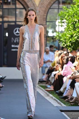 Custo Barcelona - Mercedes Benz Fashion Week Madrid, Spain - 18 Sept 2026 A model parades with Custo Barcelona design during Mercedes Benz Fashion Week Madrid Cibeles Palace in Madrid. Madrid Spain Copyright: xAtilanoxGarciax xSOPAxImagesx PHOTO08579