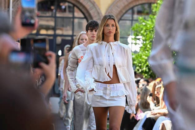 Custo Barcelona - Mercedes Benz Fashion Week Madrid, Spain - 18 Sept 2026 A model parades with Custo Barcelona design during Mercedes Benz Fashion Week Madrid Cibeles Palace in Madrid. Madrid Spain Copyright: xAtilanoxGarciax xSOPAxImagesx PHOTO08582