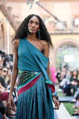 Lola Casademunt - Mercedes Benz Fashion Week Madrid, Spain - 18 Sept 2026 A model parades with Lola Casademunt a design during Mercedes Benz Fashion Week Madrid Cibeles Palace in Madrid. Madrid Spain Copyright: xAtilanoxGarciax xSOPAxImagesx PHOTO08657