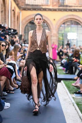 Lola Casademunt - Mercedes Benz Fashion Week Madrid, Spain - 18 Sept 2026 A model parades with Lola Casademunt a design during Mercedes Benz Fashion Week Madrid Cibeles Palace in Madrid. Madrid Spain Copyright: xAtilanoxGarciax xSOPAxImagesx PHOTO08668