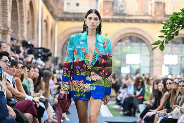 Lola Casademunt - Mercedes Benz Fashion Week Madrid, Spain - 18 Sept 2026 A model parades with Lola Casademunt a design during Mercedes Benz Fashion Week Madrid Cibeles Palace in Madrid. Madrid Spain Copyright: xAtilanoxGarciax xSOPAxImagesx PHOTO08676