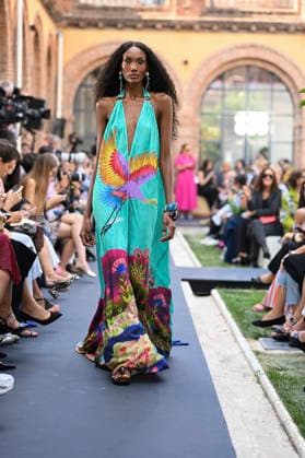 Lola Casademunt - Mercedes Benz Fashion Week Madrid, Spain - 18 Sept 2026 A model parades with Lola Casademunt a design during Mercedes Benz Fashion Week Madrid Cibeles Palace in Madrid. Madrid Spain Copyright: xAtilanoxGarciax xSOPAxImagesx PHOTO08677