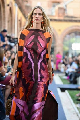 Lola Casademunt - Mercedes Benz Fashion Week Madrid, Spain - 18 Sept 2026 A model parades with Lola Casademunt a design during Mercedes Benz Fashion Week Madrid Cibeles Palace in Madrid. Madrid Spain Copyright: xAtilanoxGarciax xSOPAxImagesx PHOTO08686
