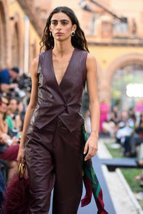 Lola Casademunt - Mercedes Benz Fashion Week Madrid, Spain - 18 Sept 2026 A model parades with Lola Casademunt a design during Mercedes Benz Fashion Week Madrid Cibeles Palace in Madrid. Madrid Spain Copyright: xAtilanoxGarciax xSOPAxImagesx PHOTO08688