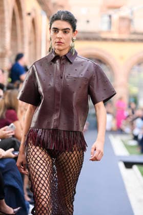 Lola Casademunt - Mercedes Benz Fashion Week Madrid, Spain - 18 Sept 2026 A model parades with Lola Casademunt a design during Mercedes Benz Fashion Week Madrid Cibeles Palace in Madrid. Madrid Spain Copyright: xAtilanoxGarciax xSOPAxImagesx PHOTO08690
