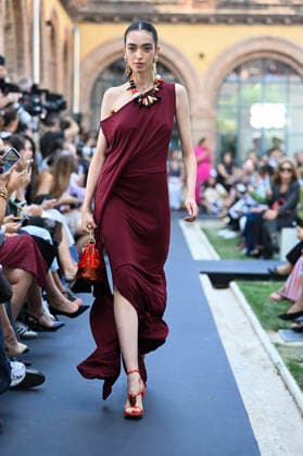 Lola Casademunt - Mercedes Benz Fashion Week Madrid, Spain - 18 Sept 2026 A model parades with Lola Casademunt a design during Mercedes Benz Fashion Week Madrid Cibeles Palace in Madrid. Madrid Spain Copyright: xAtilanoxGarciax xSOPAxImagesx PHOTO08696