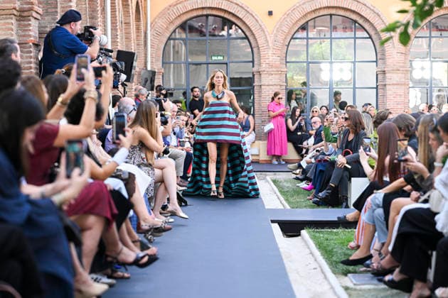 Lola Casademunt - Mercedes Benz Fashion Week Madrid, Spain - 18 Sept 2026 A model parades with Lola Casademunt a design during Mercedes Benz Fashion Week Madrid Cibeles Palace in Madrid. Madrid Spain Copyright: xAtilanoxGarciax xSOPAxImagesx PHOTO08712