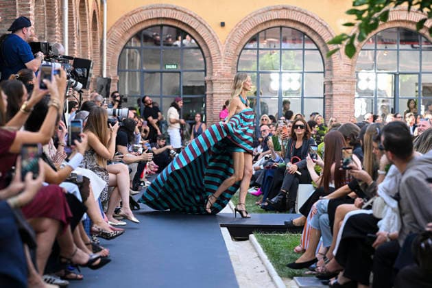 Lola Casademunt - Mercedes Benz Fashion Week Madrid, Spain - 18 Sept 2026 A model parades with Lola Casademunt a design during Mercedes Benz Fashion Week Madrid Cibeles Palace in Madrid. Madrid Spain Copyright: xAtilanoxGarciax xSOPAxImagesx PHOTO08713