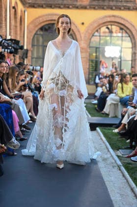 Yolancris - Mercedes Benz Fashion Week Madrid, Spain - 18 Sept 2026 A model parades with Yolancris a design during Mercedes Benz Fashion Week Madrid Cibeles Palace in Madrid. Madrid Spain Copyright: xAtilanoxGarciax xSOPAxImagesx PHOTO08717