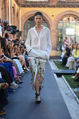 Yolancris - Mercedes Benz Fashion Week Madrid, Spain - 18 Sept 2026 A model parades with Yolancris a design during Mercedes Benz Fashion Week Madrid Cibeles Palace in Madrid. Madrid Spain Copyright: xAtilanoxGarciax xSOPAxImagesx PHOTO08719