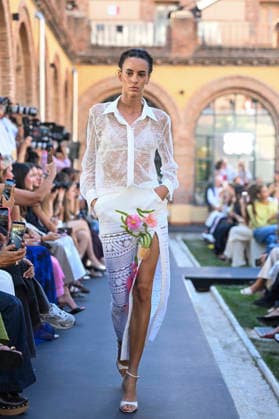 Yolancris - Mercedes Benz Fashion Week Madrid, Spain - 18 Sept 2026 A model parades with Yolancris a design during Mercedes Benz Fashion Week Madrid Cibeles Palace in Madrid. Madrid Spain Copyright: xAtilanoxGarciax xSOPAxImagesx PHOTO08733