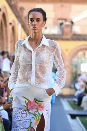 Yolancris - Mercedes Benz Fashion Week Madrid, Spain - 18 Sept 2026 A model parades with Yolancris a design during Mercedes Benz Fashion Week Madrid Cibeles Palace in Madrid. Madrid Spain Copyright: xAtilanoxGarciax xSOPAxImagesx PHOTO08734