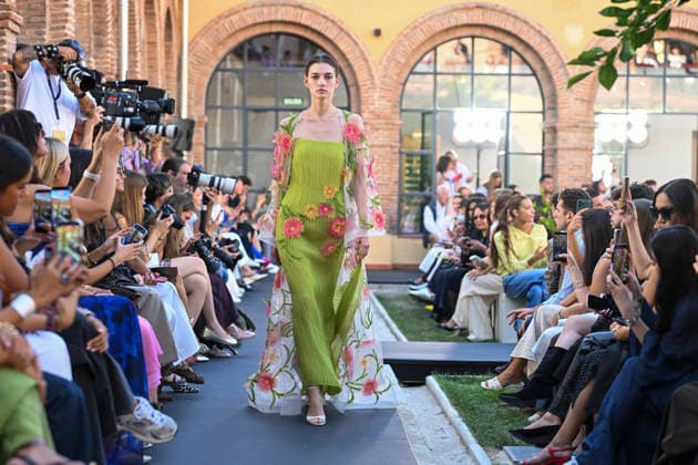 Yolancris - Mercedes Benz Fashion Week Madrid, Spain - 18 Sept 2026 A model parades with Yolancris a design during Mercedes Benz Fashion Week Madrid Cibeles Palace in Madrid. Madrid Spain Copyright: xAtilanoxGarciax xSOPAxImagesx PHOTO08735