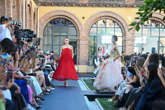 Yolancris - Mercedes Benz Fashion Week Madrid, Spain - 18 Sept 2026 A model parades with Yolancris a design during Mercedes Benz Fashion Week Madrid Cibeles Palace in Madrid. Madrid Spain Copyright: xAtilanoxGarciax xSOPAxImagesx PHOTO08737