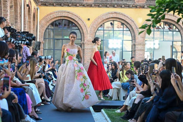 Yolancris - Mercedes Benz Fashion Week Madrid, Spain - 18 Sept 2026 A model parades with Yolancris a design during Mercedes Benz Fashion Week Madrid Cibeles Palace in Madrid. Madrid Spain Copyright: xAtilanoxGarciax xSOPAxImagesx PHOTO08738