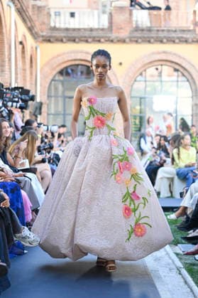 Yolancris - Mercedes Benz Fashion Week Madrid, Spain - 18 Sept 2026 A model parades with Yolancris a design during Mercedes Benz Fashion Week Madrid Cibeles Palace in Madrid. Madrid Spain Copyright: xAtilanoxGarciax xSOPAxImagesx PHOTO08739