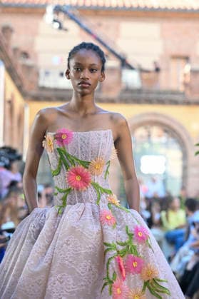 Yolancris - Mercedes Benz Fashion Week Madrid, Spain - 18 Sept 2026 A model parades with Yolancris a design during Mercedes Benz Fashion Week Madrid Cibeles Palace in Madrid. Madrid Spain Copyright: xAtilanoxGarciax xSOPAxImagesx PHOTO08740