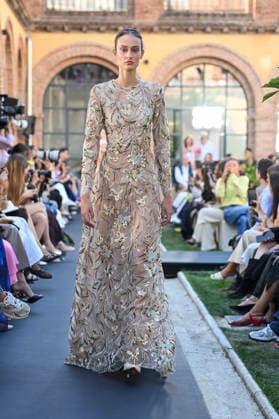Yolancris - Mercedes Benz Fashion Week Madrid, Spain - 18 Sept 2026 A model parades with Yolancris a design during Mercedes Benz Fashion Week Madrid Cibeles Palace in Madrid. Madrid Spain Copyright: xAtilanoxGarciax xSOPAxImagesx PHOTO08741
