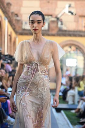 Yolancris - Mercedes Benz Fashion Week Madrid, Spain - 18 Sept 2026 A model parades with Yolancris a design during Mercedes Benz Fashion Week Madrid Cibeles Palace in Madrid. Madrid Spain Copyright: xAtilanoxGarciax xSOPAxImagesx PHOTO08744