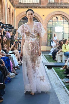 Yolancris - Mercedes Benz Fashion Week Madrid, Spain - 18 Sept 2026 A model parades with Yolancris a design during Mercedes Benz Fashion Week Madrid Cibeles Palace in Madrid. Madrid Spain Copyright: xAtilanoxGarciax xSOPAxImagesx PHOTO08745