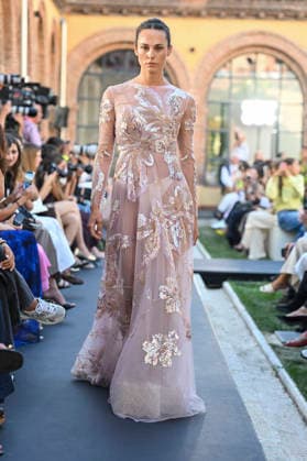 Yolancris - Mercedes Benz Fashion Week Madrid, Spain - 18 Sept 2026 A model parades with Yolancris a design during Mercedes Benz Fashion Week Madrid Cibeles Palace in Madrid. Madrid Spain Copyright: xAtilanoxGarciax xSOPAxImagesx PHOTO08747