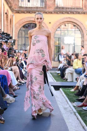 Yolancris - Mercedes Benz Fashion Week Madrid, Spain - 18 Sept 2026 A model parades with Yolancris a design during Mercedes Benz Fashion Week Madrid Cibeles Palace in Madrid. Madrid Spain Copyright: xAtilanoxGarciax xSOPAxImagesx PHOTO08753