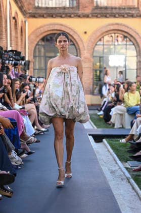 Yolancris - Mercedes Benz Fashion Week Madrid, Spain - 18 Sept 2026 A model parades with Yolancris a design during Mercedes Benz Fashion Week Madrid Cibeles Palace in Madrid. Madrid Spain Copyright: xAtilanoxGarciax xSOPAxImagesx PHOTO08759