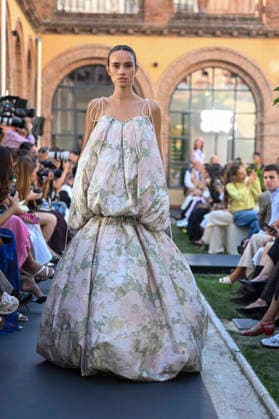 Yolancris - Mercedes Benz Fashion Week Madrid, Spain - 18 Sept 2026 A model parades with Yolancris a design during Mercedes Benz Fashion Week Madrid Cibeles Palace in Madrid. Madrid Spain Copyright: xAtilanoxGarciax xSOPAxImagesx PHOTO08763