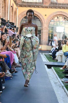 Yolancris - Mercedes Benz Fashion Week Madrid, Spain - 18 Sept 2026 A model parades with Yolancris a design during Mercedes Benz Fashion Week Madrid Cibeles Palace in Madrid. Madrid Spain Copyright: xAtilanoxGarciax xSOPAxImagesx PHOTO08766