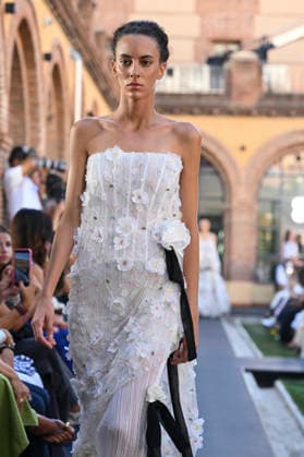 Yolancris - Mercedes Benz Fashion Week Madrid, Spain - 18 Sept 2026 A model parades with Yolancris a design during Mercedes Benz Fashion Week Madrid Cibeles Palace in Madrid. Madrid Spain Copyright: xAtilanoxGarciax xSOPAxImagesx PHOTO08770