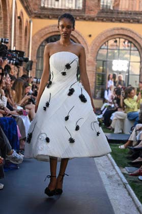 Yolancris - Mercedes Benz Fashion Week Madrid, Spain - 18 Sept 2026 A model parades with Yolancris a design during Mercedes Benz Fashion Week Madrid Cibeles Palace in Madrid. Madrid Spain Copyright: xAtilanoxGarciax xSOPAxImagesx PHOTO08774