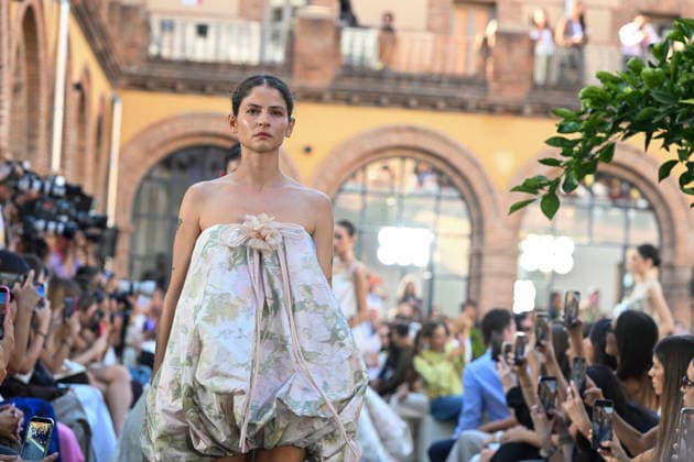 Yolancris - Mercedes Benz Fashion Week Madrid, Spain - 18 Sept 2026 A model parades with Yolancris a design during Mercedes Benz Fashion Week Madrid Cibeles Palace in Madrid. Madrid Spain Copyright: xAtilanoxGarciax xSOPAxImagesx PHOTO08788