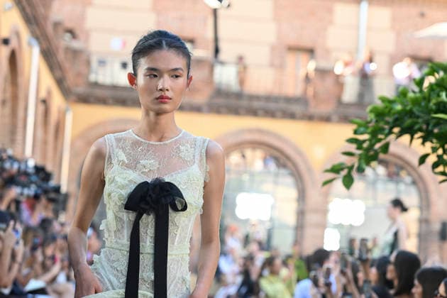 Yolancris - Mercedes Benz Fashion Week Madrid, Spain - 18 Sept 2026 A model parades with Yolancris a design during Mercedes Benz Fashion Week Madrid Cibeles Palace in Madrid. Madrid Spain Copyright: xAtilanoxGarciax xSOPAxImagesx PHOTO08789