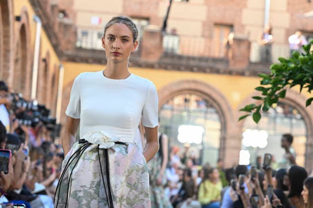 Yolancris - Mercedes Benz Fashion Week Madrid, Spain - 18 Sept 2026 A model parades with Yolancris a design during Mercedes Benz Fashion Week Madrid Cibeles Palace in Madrid. Madrid Spain Copyright: xAtilanoxGarciax xSOPAxImagesx PHOTO08790