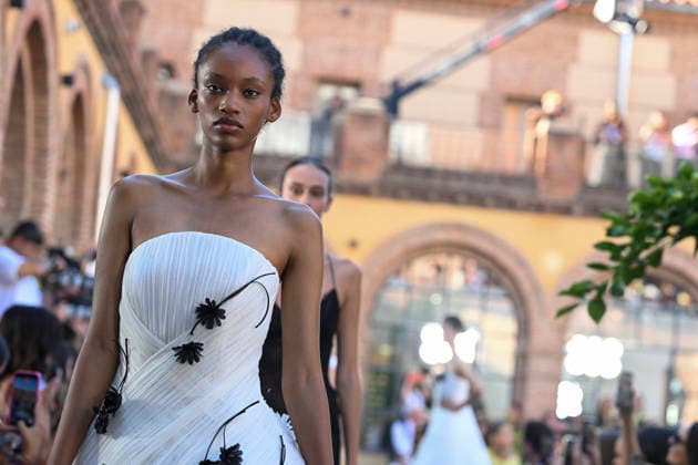 Yolancris - Mercedes Benz Fashion Week Madrid, Spain - 18 Sept 2026 A model parades with Yolancris a design during Mercedes Benz Fashion Week Madrid Cibeles Palace in Madrid. Madrid Spain Copyright: xAtilanoxGarciax xSOPAxImagesx PHOTO08792