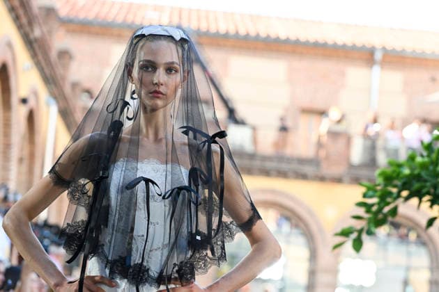 Yolancris - Mercedes Benz Fashion Week Madrid, Spain - 18 Sept 2026 A model parades with Yolancris a design during Mercedes Benz Fashion Week Madrid Cibeles Palace in Madrid. Madrid Spain Copyright: xAtilanoxGarciax xSOPAxImagesx PHOTO08795